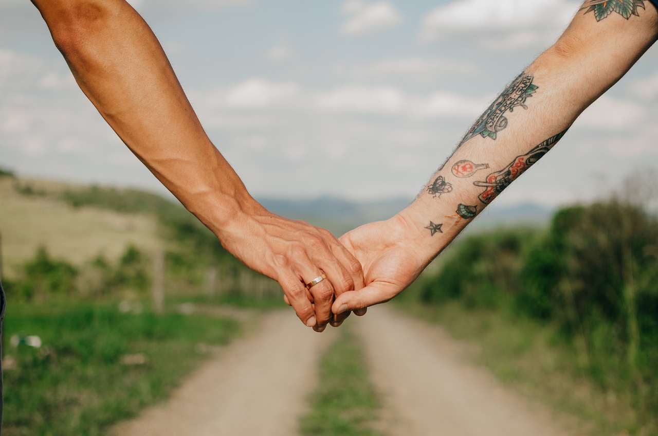 Tatuaże dla par: Wyrażanie miłości na skórze